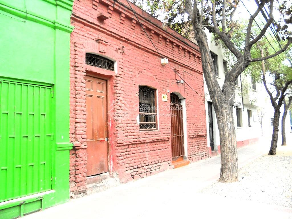 Casa de uso comercial de 90 m², salón grande u oficina.